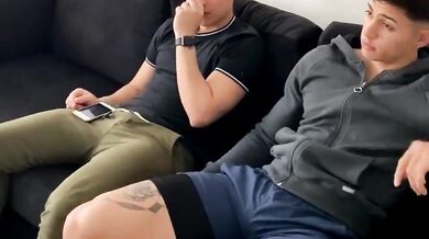 nastaciovip – Argentine straight guy gets sucked by his friend @gianlucaok while watching a movie