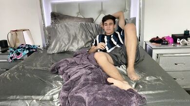 tonylovelocks and friend jerk off together