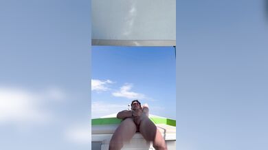 Ivan Vettoretto – Jerks Off And Cums In The Middle Of The Ocean