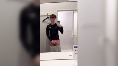 Svandylove jerking off in a Japanese gym