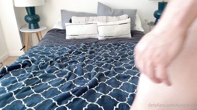 Hungskater shows off his ass