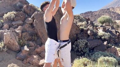 Friends In The Desert - @sexysamu & @hotkev
